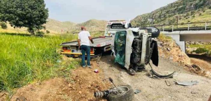 Nusaybin’de hafif ticari araç takla attı: 2 yaralı