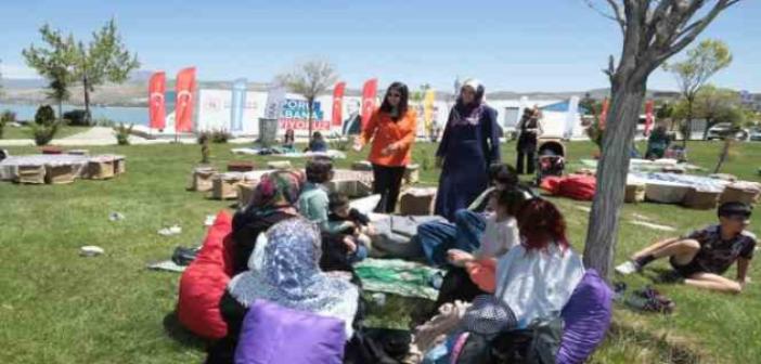 Van Büyükşehir Belediyesi depremzede aileleri Van Gölü kıyısında ağırladı