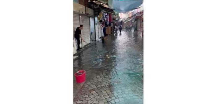 İzmir’i yine sağanak vurdu