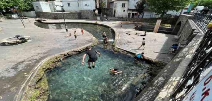 Tarihi Anzele suyunda havaların ısınmasıyla balıkların yerini çocuklar aldı