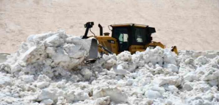 Şırnak’ta göçerlerin kullandığı karla kaplı yollar açılıyor