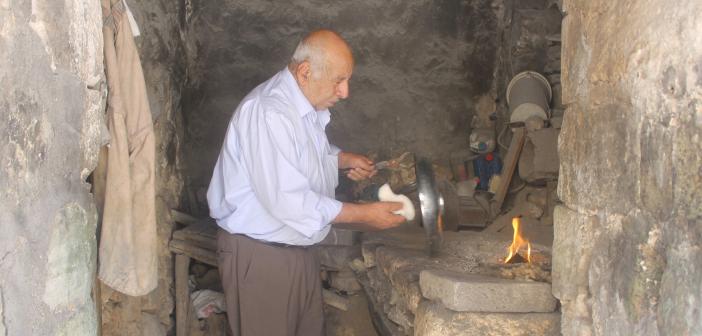 Çırak olarak başladığı kalaycılığa 75 yılını verdi