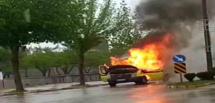 Van’da seyir halindeki minibüs alev alev yandı
