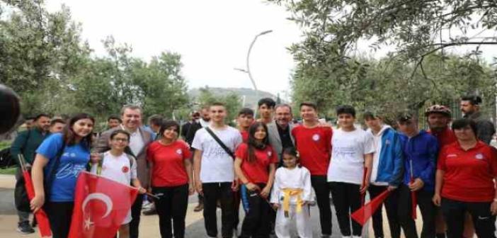 Gençlik ve Spor Bakanı Bergama’da gençlerle buluştu