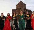 Akdamar Adası’nda ünlü mankenlerden yöresel kıyafet defilesi
