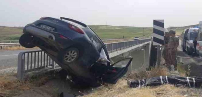 Diyarbakır feci kaza: Otomobil köprüde asılı kaldı, 1 kişi öldü, 3 kişi yaralandı