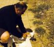 Ölmek üzere olan 2 yavru köpeğe polis memuru sahip çıktı