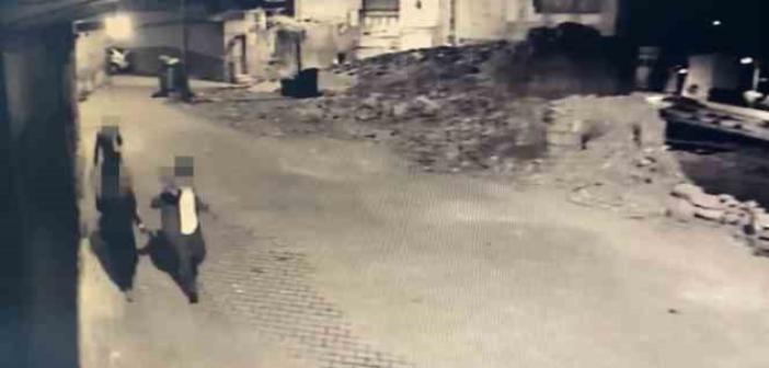 Çaldığı eşyaları omzunda taşıyan hırsız kameralara yakalandı