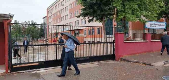 Gaziantep’te oy verme işlemi yoğun yağmur altında başladı