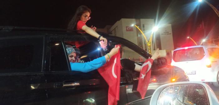 Mardin'de seçim başarısı araç konvoylarıyla kutlandı