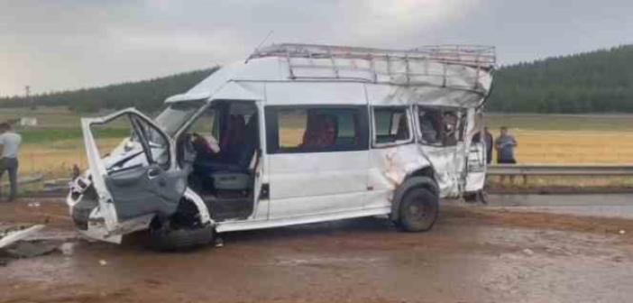 TAG Otoyolu’nda 5 aracın karıştığı kazada ortalık savaş alanına döndü: 2 ölü, 20 yaralı