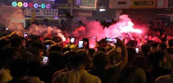 Diyarbakırlılar Galatasaray’ın şampiyonluğunu meşalelerle kutladı