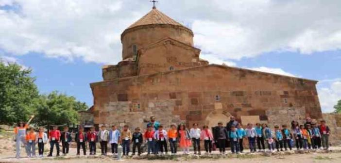 Çaldıranlı çocuklar ilk defa gördükleri Akdamar Adası’na hayran kaldı