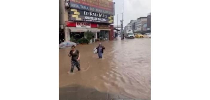 Yağmur İzmir Çiğli’yi vurdu, vatandaşlar dizine kadar sularda yürüdü