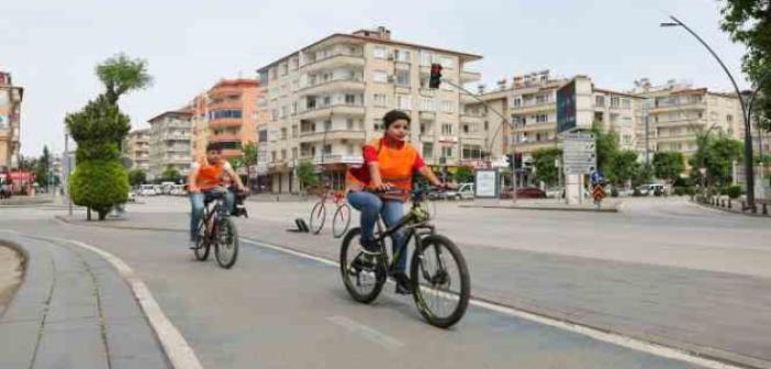 Gaziantep’te bisiklet ve elektrikli scooter sürücülerine reflektif yelek dağıtıldı