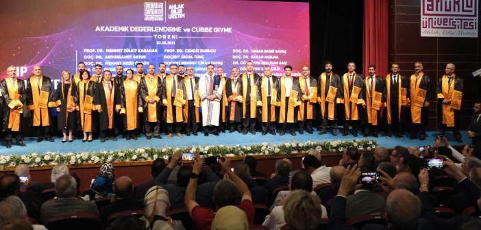 Mardin’de 110 öğretim üyesi cübbe giydi