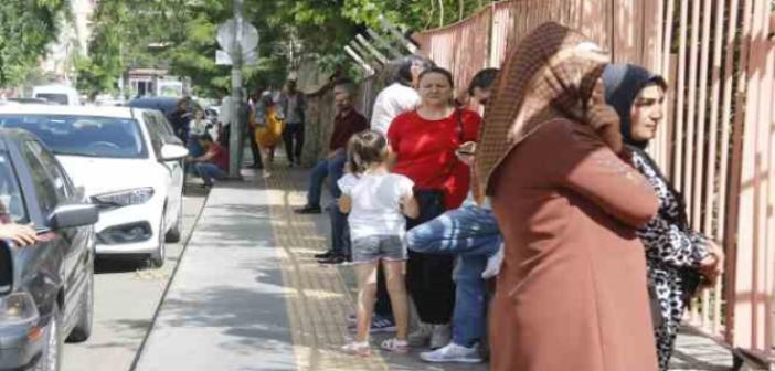 Diyarbakır’da öğrenciler içeride aileler dışarıda ter döktü