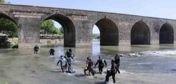 Dicle Nehri’ne depremde hayatını kaybedenler için ‘vefa’ çelengi bırakıldı