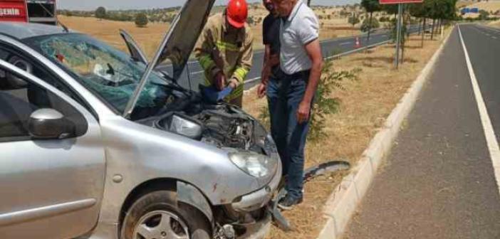 Kontrolden çıkan otomobil refüje çıktı: 2 yaralı