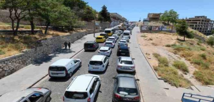 Ziyaretçi akınına uğrayan Mardin'de kilometrelerce araç kuyruğu oluştu