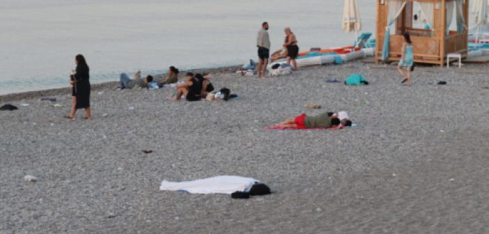 Sıcaklıkların rekor kırdığı Türkiye'de vatandaşlar sahilde sabahladı
