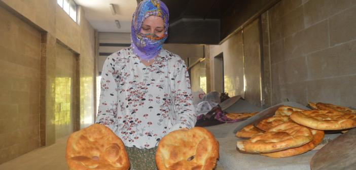 Sıcaklığın 90 dereceye ulaştığı tandırda geçimlerini ekmek yaparak sağlıyorlar