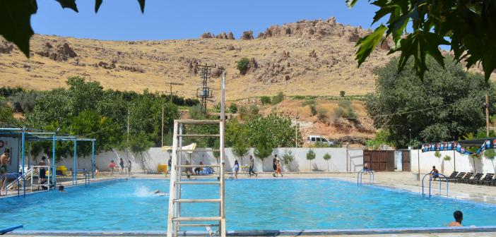 Sıcaktan bunalanlar dağ başında kurulan yarı olimpik havuzda serinliyor