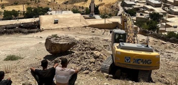 Tehlike saçan dev kaya parçaları kaldırıldı