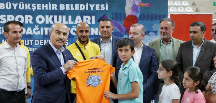 Yaz spor okulu öğrencilerine malzeme dağıtımı yapıldı