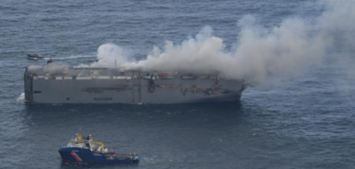 3 bin otomobilin bulunduğu gemi 10 gündür yanıyor! Bir sebeple ekiplerin eli kolu bağlı