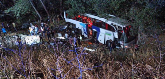 Otobüs uçuruma yuvarlandı 12 kişi vefat etti