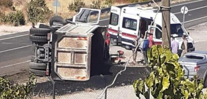 Lastiği patlayan kamyon devrildi, sürücü yaralandı