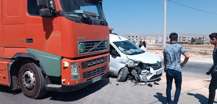 Kızıltepe’de bitmeyen çevre yolunda TIR ile otomobil çarpıştı