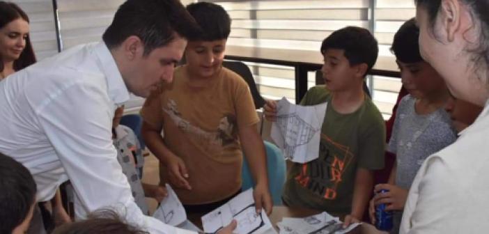 Derikli çocuklar, Belediye Kültür Merkezinde gönüllerince eğleniyorlar