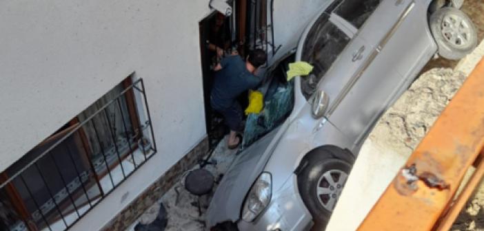 Çocukların içinde oynadığı otomobil 5 metre yükseklikten apartman boşluğuna düştü