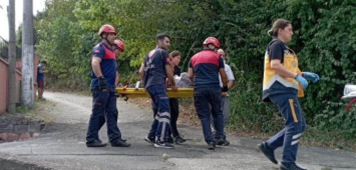 Fındık toplarken ağaçtan düşen kişi ayağını kırdı