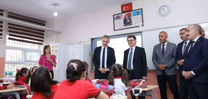 Vali Tuncay Akkoyun İlköğretim Haftası kutlama programına katıldı