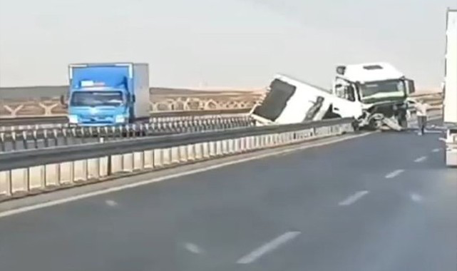 Mardin'de feci kaza: TIR bariyerlere daldı