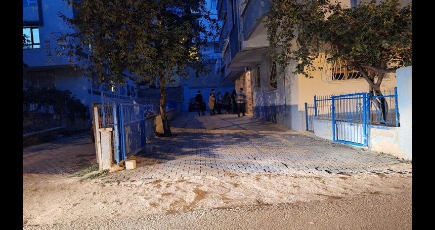 Erkek arkadaşıyla görüşmesini istemeyen annesini öldürüp, intihar etti