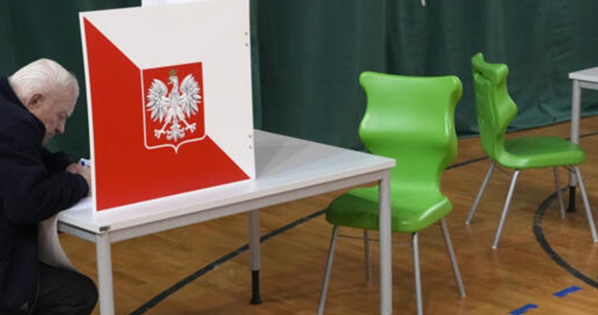 Polonya'da genel seçim ve referandum için oy kullanıldı