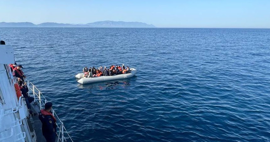 Lastik bottaki 37 düzensiz göçmen kurtarıldı