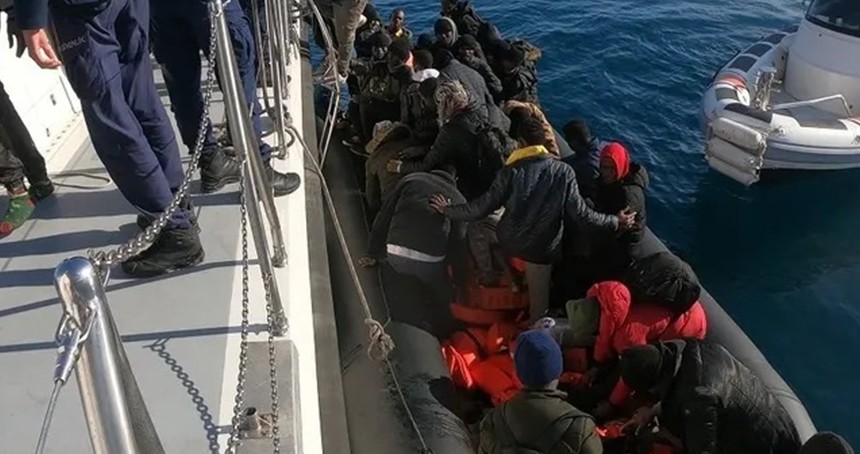 Balıkesir açıklarında denizde mahsur kalan 52 düzensiz göçmen kurtarıldı