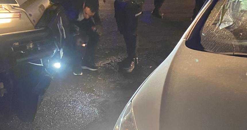 Polis aracı otomobile çarptı: 3  yaralı