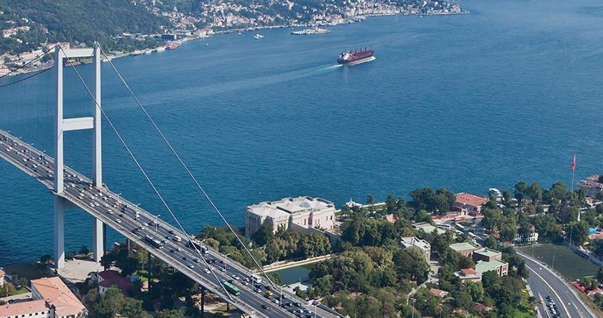 İstanbul Boğazı'nda gemi trafiği çift yönlü askıya alındı