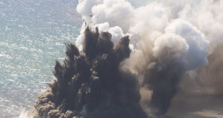 Japonya'da deniz altı yanardağı patladı