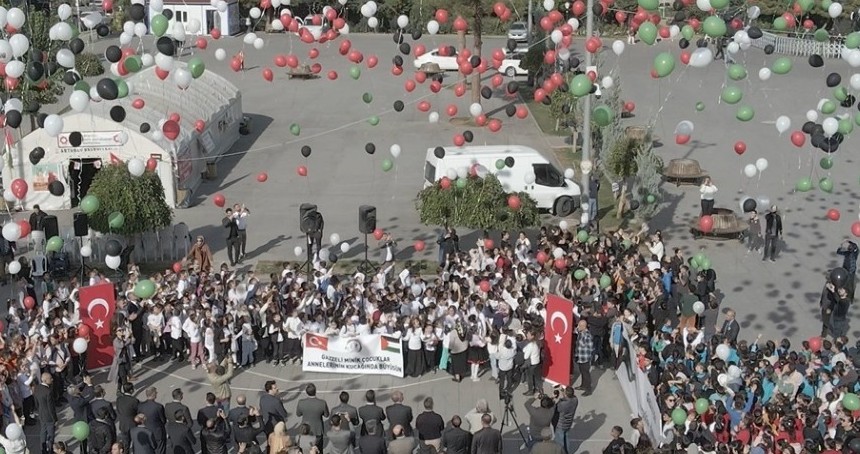 Filistinli çocuklar için gökyüzüne balon bırakıldı