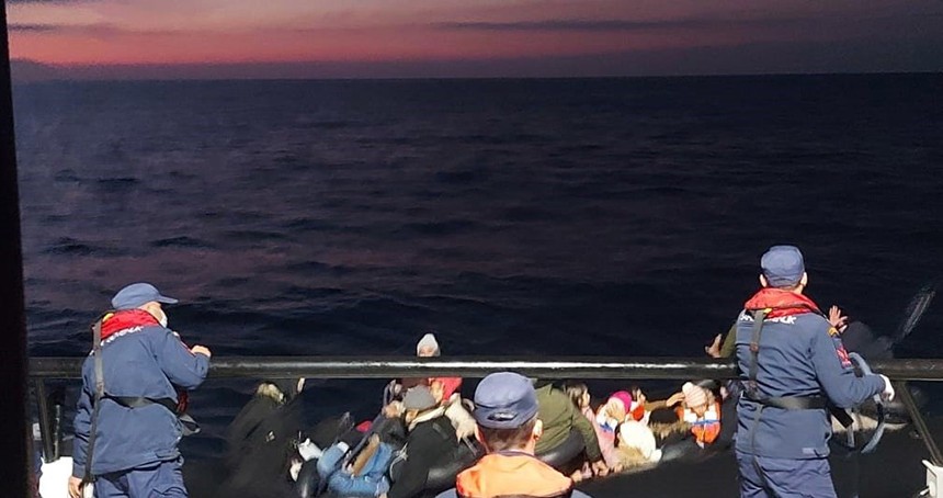 İzmir açıklarında Yunanistan unsurlarınca geri itilen düzensiz göçmenler kurtarıldı