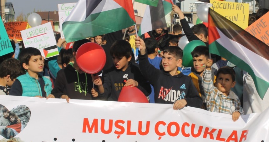 Muş'ta yüzlerce çocuk Gazze'de katledilen akranları için yürüyüş yaptı