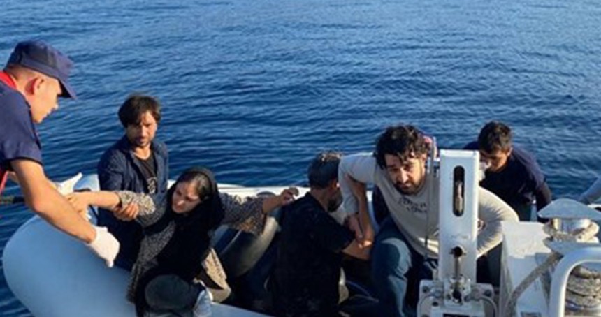 Balıkesir açıklarında Yunanistan'a geçmeye çalışan düzensiz göçmenler yakalandı