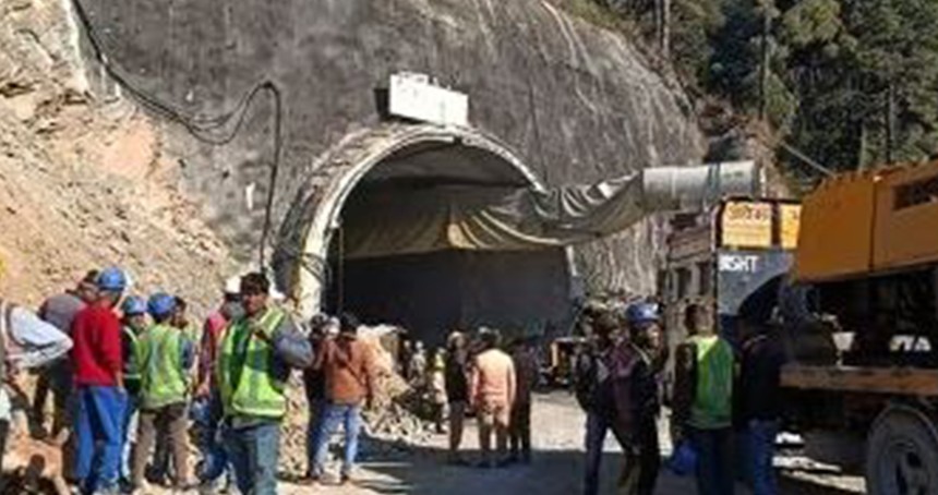 Hindistan'da çöken tünelde mahsur kalan 40 işçi henüz kurtarılamadı